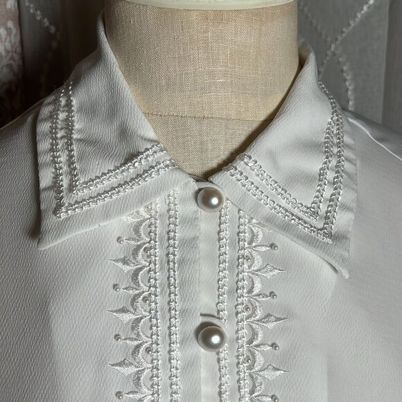 Vintage Tess White Blouse w/ Pearl Buttons & Embroidery – Size 8 – RN 59602 - Picture 3 of 7